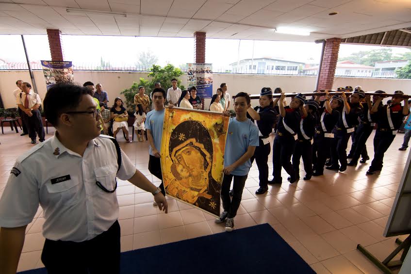 The cross and icon arrive at Stella Maris Tg Aru.